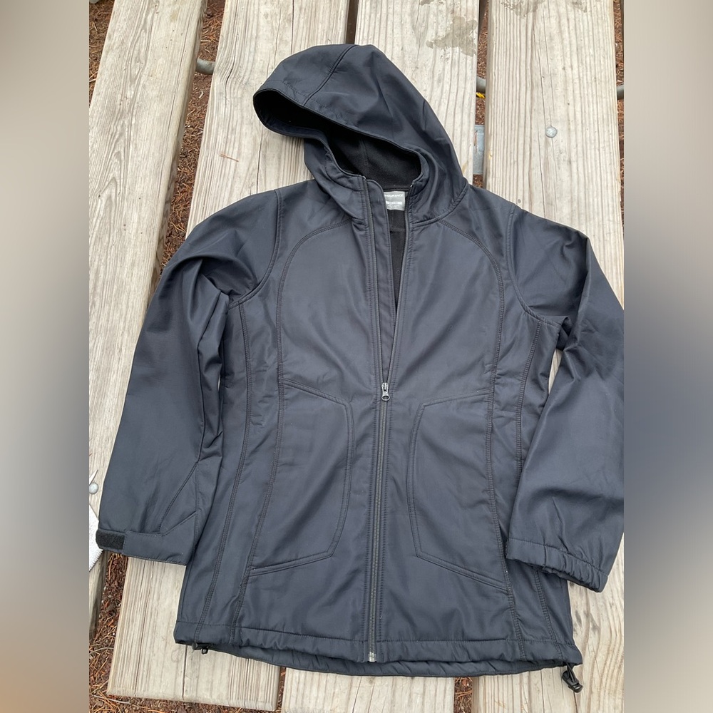 Woman’s Rain Coat. Endurance Brand, Size M. Very flattering fit!